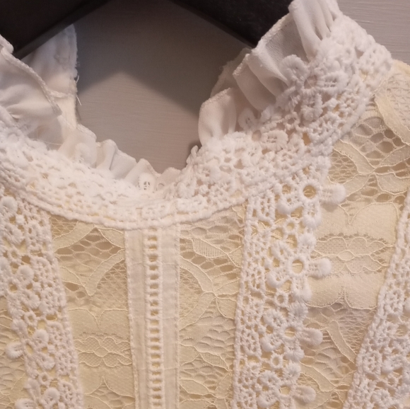 Lovely Blouse with Lace - Picture 2 of 8